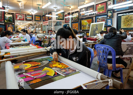 Vietnamesische artisan Erstellen einer bunten Geflecht an Công ty TNHH Mỹ Nghệ Hồng Ngọc Workshop in Dong Trieu, Vietnam, Asien Stockfoto