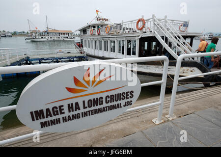 Die Fluggäste eine Tour Boot an der Ha Long Bay Harbour, Vietnam, Asien Stockfoto