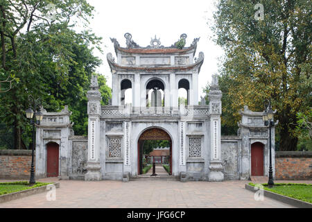 Vor dem Haupttor der Tempel der Literatur in Hanoi, Vietnam, Asien Stockfoto