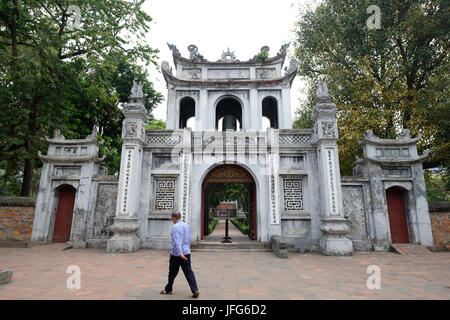 Vor dem Haupttor der Tempel der Literatur in Hanoi, Vietnam, Asien Stockfoto