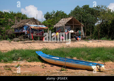 Boot und Häuser am Ufer des Mekong, Kambodscha, Südostasien Stockfoto