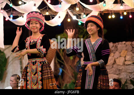 Die traditionellen laotischen Tänzer mit traditioneller Kleidung in Luang Prabang, Laos, Asien Stockfoto