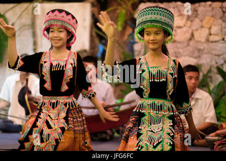 Die traditionellen laotischen Tänzer mit traditioneller Kleidung in Luang Prabang, Laos, Asien Stockfoto