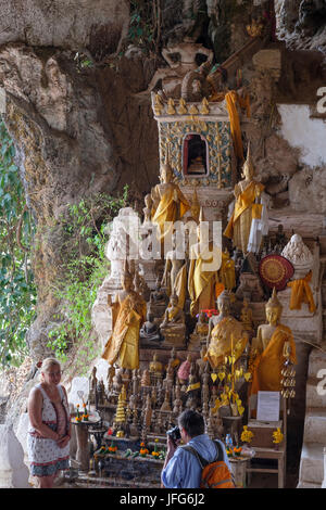 Buddhistische Heiligtum in den Pak Ou Höhlen in der Nähe von Luang Prabang, Laos, Asien Stockfoto