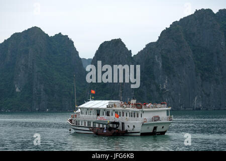 Cruise tour Boot in der Halong Bay, Vietnam, Asien Stockfoto