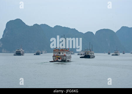Boote in der Halong Bay, Vietnam, Asien Stockfoto