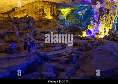 Thien Cung Grotte in der Halong Bay, Vietnam, Asien Stockfoto