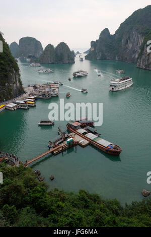 Luftaufnahme von Halong Bay, Vietnam, Asien Stockfoto