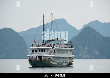 Cruise tour Boot in der Halong Bay, Vietnam, Asien Stockfoto
