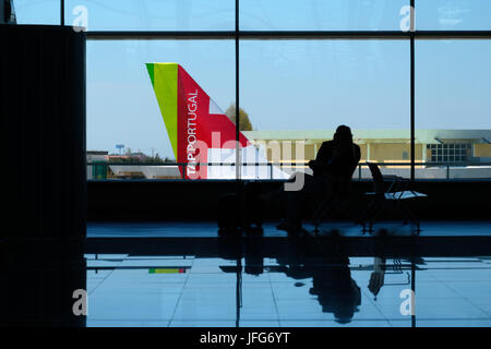 Tippen Sie auf portugiesische Airline Flugzeuge aus dem Inneren der Sá Carneiro Airport Terminal in Porto, Portugal, Europa Stockfoto