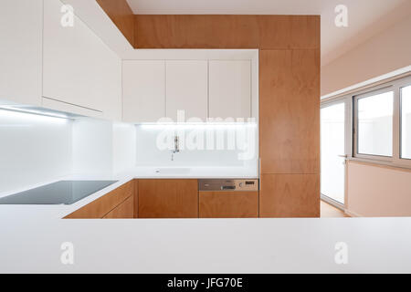 Moderne Küche Einrichtung mit weißen und Holz Schränke Stockfoto