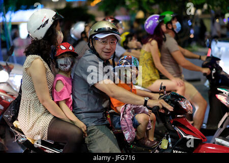 Ganze Familie reiten einen Roller auf den Straßen von Ho Chi Minh City in Vietnam, Asien Stockfoto