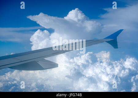 Aiplane fliegen durch Wolken Stockfoto