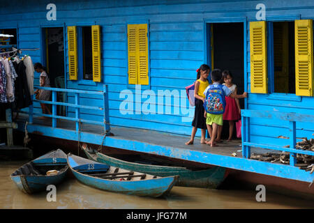 Kinder warten auf Klassen in einem schwimmenden Schule auf dem Mekong Fluss in Kambodscha, in Südostasien zu beginnen. Stockfoto