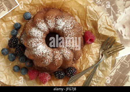 Marmor bundt Cake mit Beeren Stockfoto