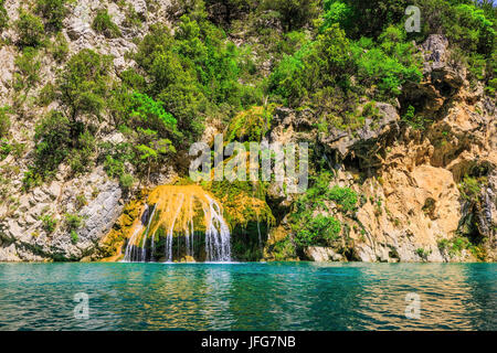 Malerische runde Wasserfall im Canyon Verdon Stockfoto