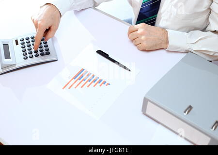 Business Mann arbeitet im Büro Stockfoto