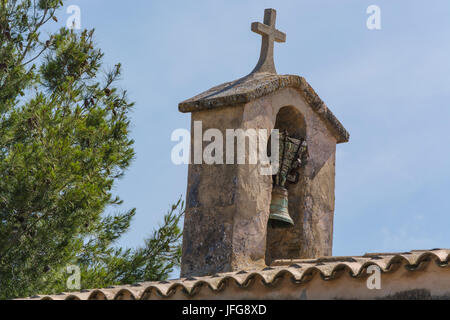 Kirchturm mit Glocke in spanischem Stil. Stockfoto