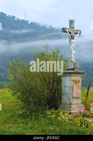 Am Abend Nebel im Berg. Stockfoto