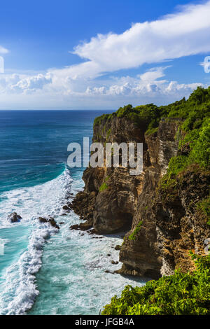 Küste in der Nähe von Uluwatu Tempel in Bali Indonesien Stockfoto