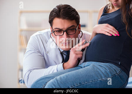 Arzt untersuchen schwangere Patienten Stockfoto