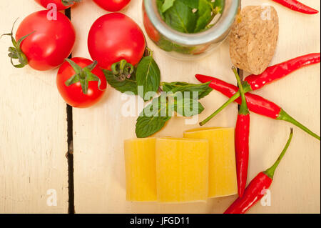 Italienische Pasta Paccheri mit Tomaten und Minze Chili Stockfoto