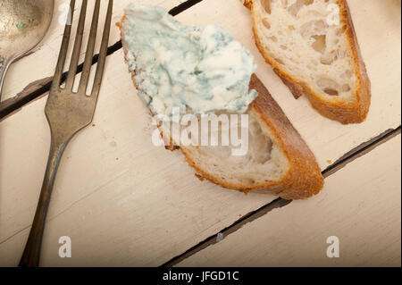 Frisches blau Streichkäse ove Baguette Stockfoto