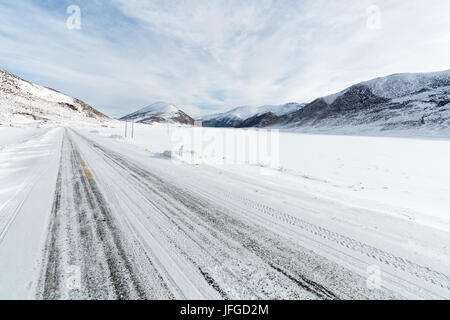 Schnee bedeckte Straße Stockfoto