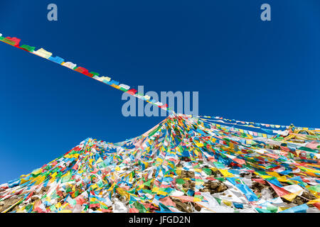 Der wind - Pferd Flaggen vor blauem Himmel Stockfoto