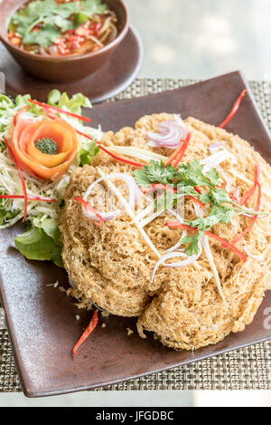 Crispy catfish Salat Stockfoto