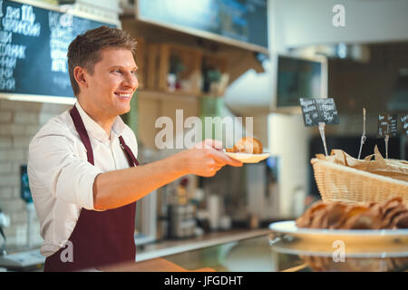 Mann in Bäckerei Stockfoto