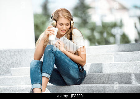 Musik, Kaffee und WLAN. Stockfoto