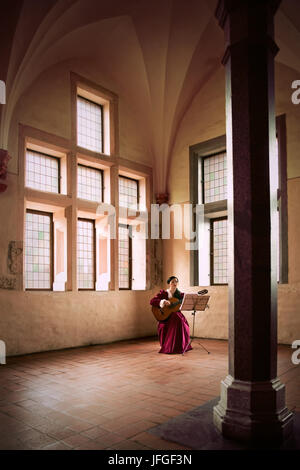 Frau spielt Gitarre in Marienburg. Stockfoto