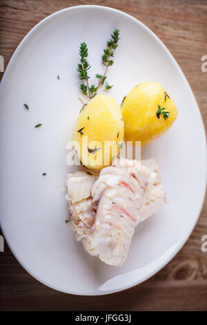 Gedünsteter Fisch und Kartoffeln Stockfoto