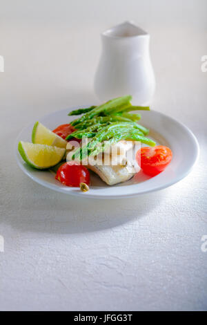 Makrelen Filets mit Spargel Stockfoto