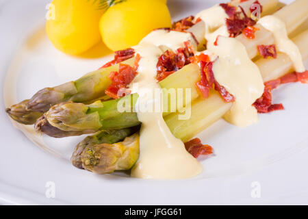 Gebratenem Spargel mit Schinken Stockfoto