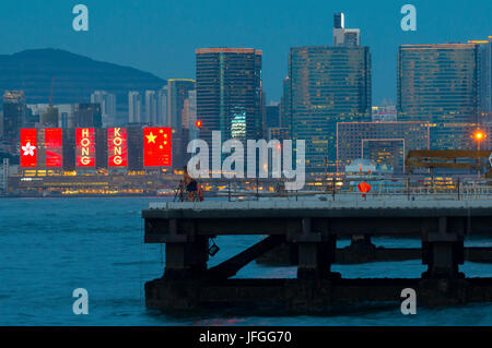 Hong Kong Dekorationen entlang Victoria Harbour feiert die Übergabe von Hong Kong aus dem Vereinigten Königreich an die Volksrepublik China im Jahr 1997. Stockfoto