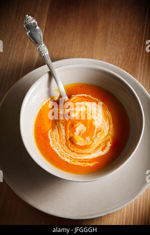 Kürbissuppe mit Sahne Stockfoto