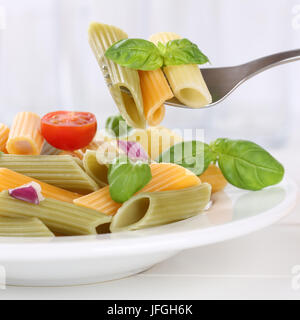 Italienisches Essen bunte Penne Rigate Nudeln Pasta Gericht mit Gabel Stockfoto