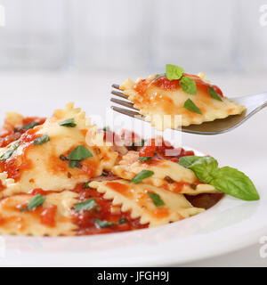 Italienische Küche Ravioli essen mit Tomaten Sauce Gericht Stockfoto