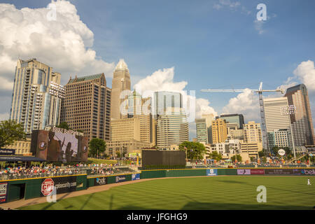 Charlotte, North Carolina City Skyline von bbt Baseballstadion Stockfoto