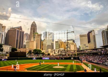 Charlotte, North Carolina City Skyline von bbt Baseballstadion Stockfoto