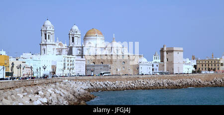 Kathedrale von Cadiz aus Malecon Campo del Sur Spanien Stockfoto