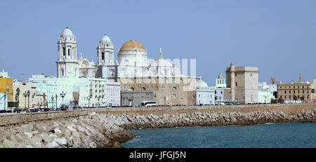 Kathedrale von Cadiz aus Malecon Campo del Sur Spanien Stockfoto