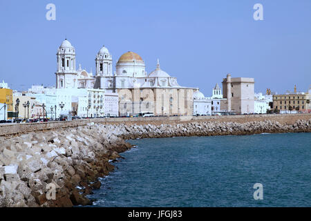 Kathedrale von Cadiz aus Malecon Campo del Sur Spanien Stockfoto