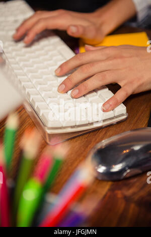 Nahaufnahme des femininen Hände schreiben auf Tastatur Stockfoto