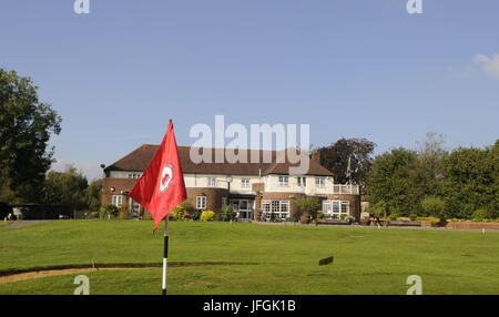 Blick auf das 18. Grün zum Clubhaus und Terrasse, Wrotham Heath Golf Club, Sevenoaks, Kent, England Stockfoto