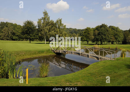 Blick über den Teich mit Steg zum 6. Green East Course, Sundridge Park Golf Club, Bromley, Kent, England Stockfoto