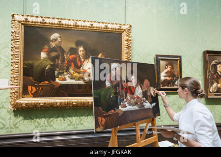 England, London, Trafalgar Square, The National Gallery, Künstler kopieren Gemälde mit dem Titel "Das Abendmahl in Emmaus" von Michelangelo Stockfoto