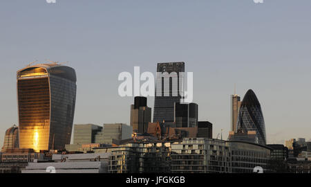 Die moderne Skyline der City of London mit dem Walkie Talkie Building, The Gherkin, The Cheesegrater bei Sonnenuntergang, London, England Stockfoto